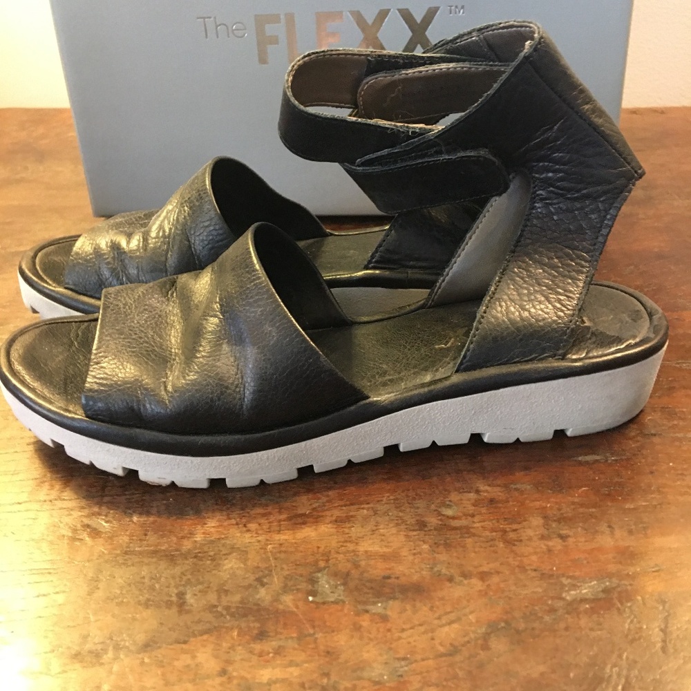 The Flexx Nappa leather low platform sandal